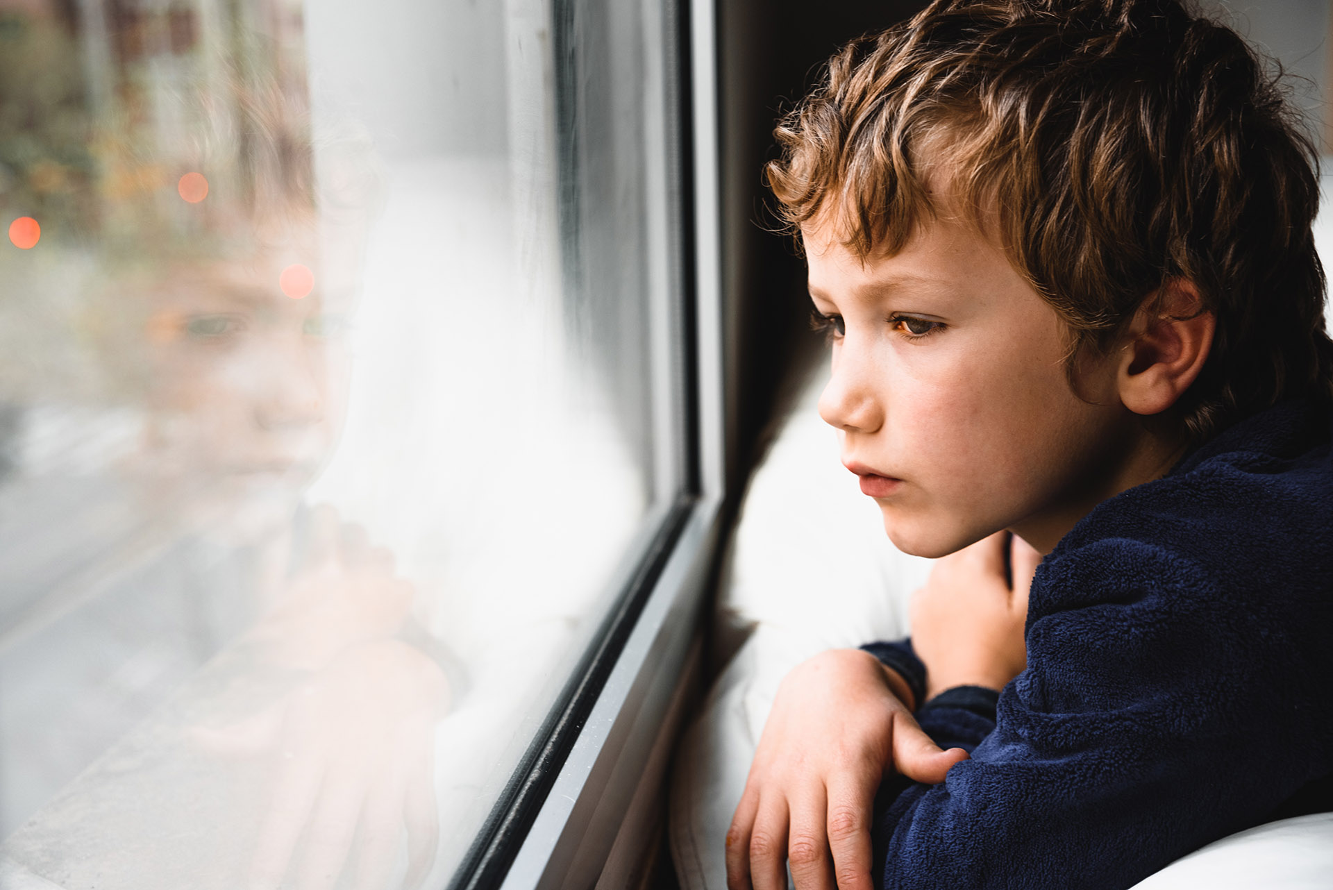 La prioridad es "proteger a los niños de toda aquella información que aún no pueden procesar y que les puede llevar a desarrollar ansiedad y miedos debido a la incertidumbre" (Shutterstock)