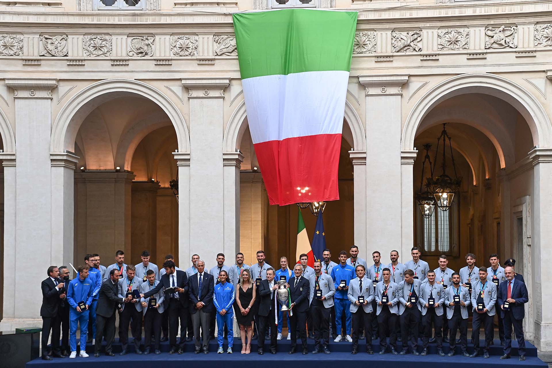 Tanto el primer ministro como el presidente de Italia organizaron ceremonias para los azzurri antes de que el equipo subiera a un autobús e hiciera un viaje triunfal entre multitudes jubilosas que ondeaban la bandera tricolor
