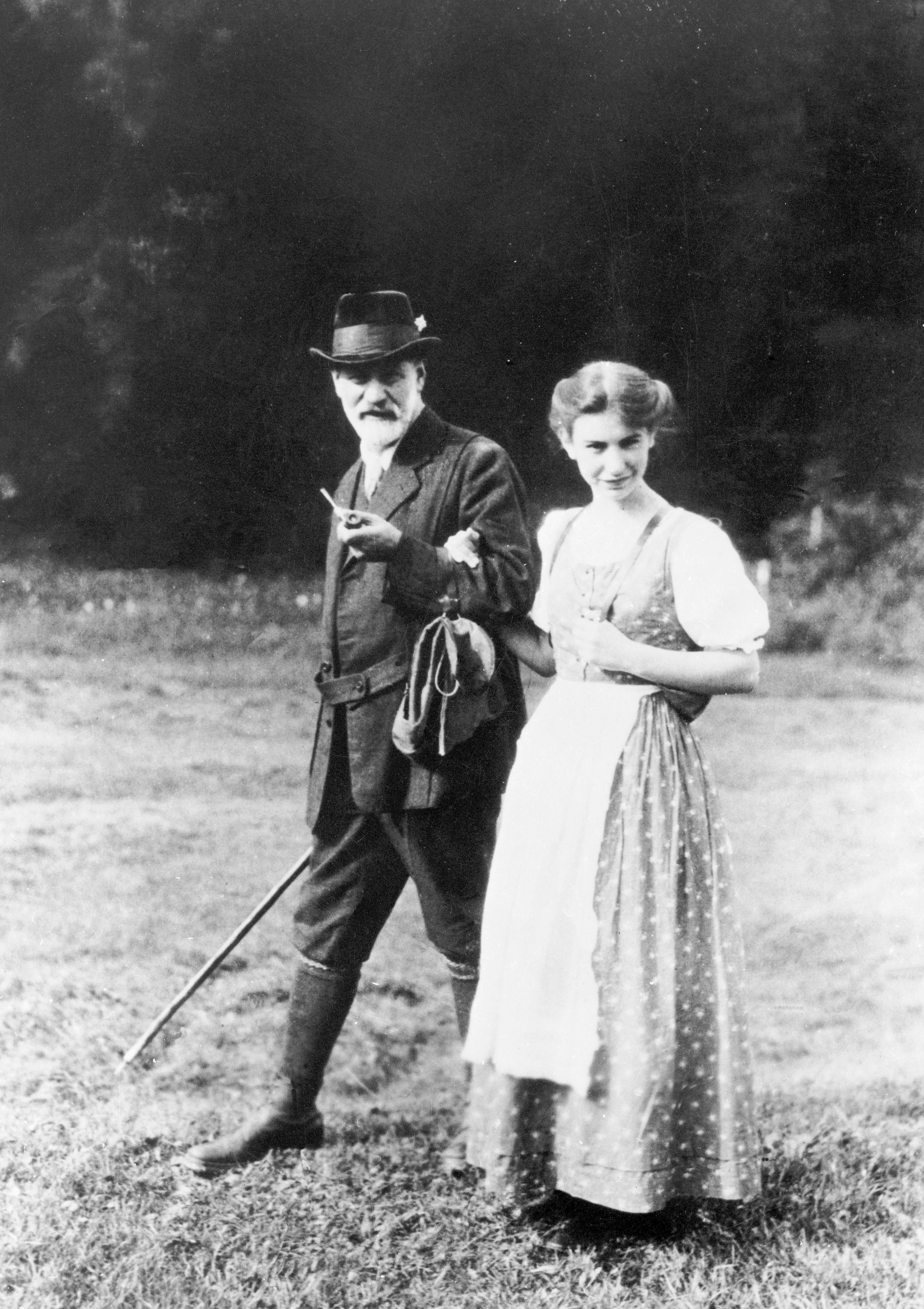 Sigmund Freud con su hija Anna. En 1923 cuando detectaron el cáncer de paladar, el neurólogo comenzó a llamarlo -con su habitual humor negro- "el monstruo" (Imagno/Getty Images)