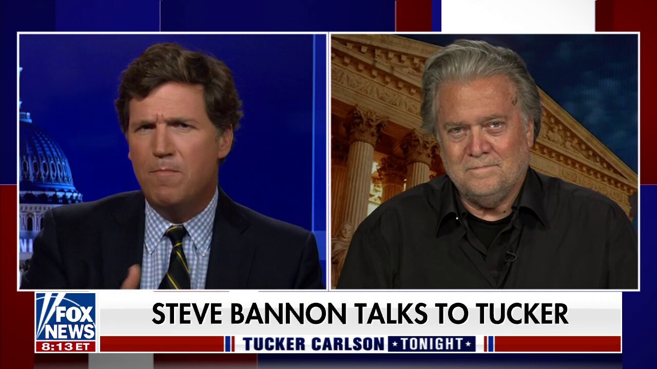 El presentador de Fox News, Tucker Carlson, entrevista al ex asesor de Donald Trump. Steve Bannon. Ambos lideran a los grupos prorusos que operan en Estados Unidos.