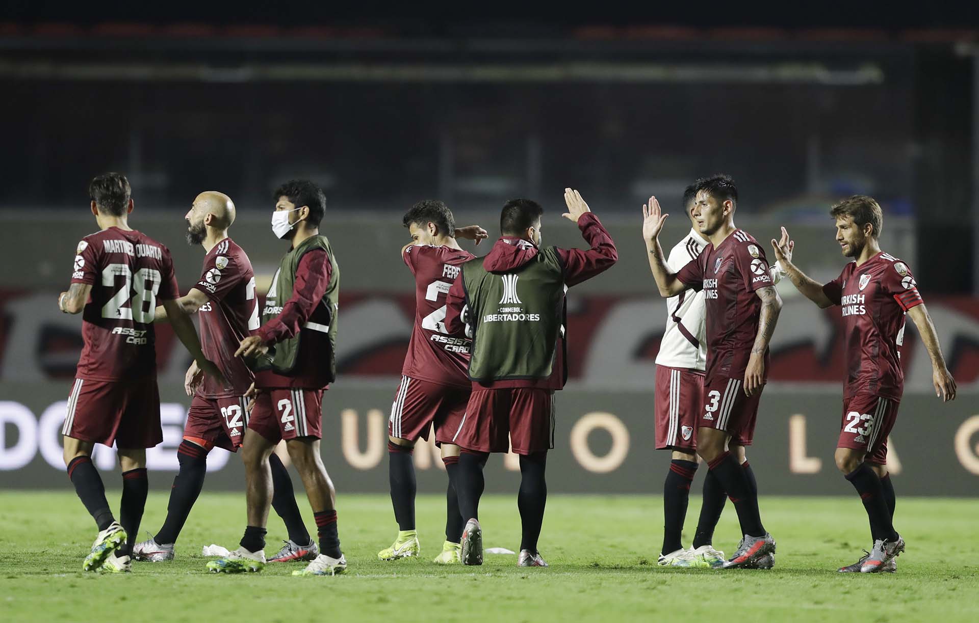 El plantel de River se saluda tras el 2-2 ante San Pablo en el Morumbí (REUTERS/Andre Penner)