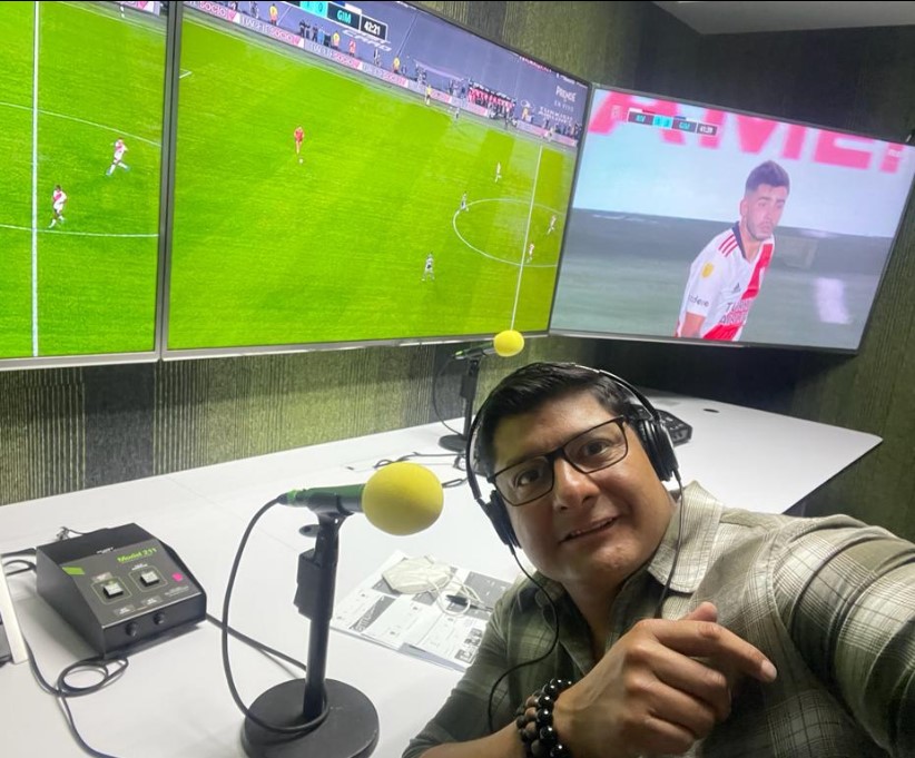 Carlos "El Zar" Aguilar como comentarista de futbol en TUDN. (Foto: Instagram/elzaraguilar)