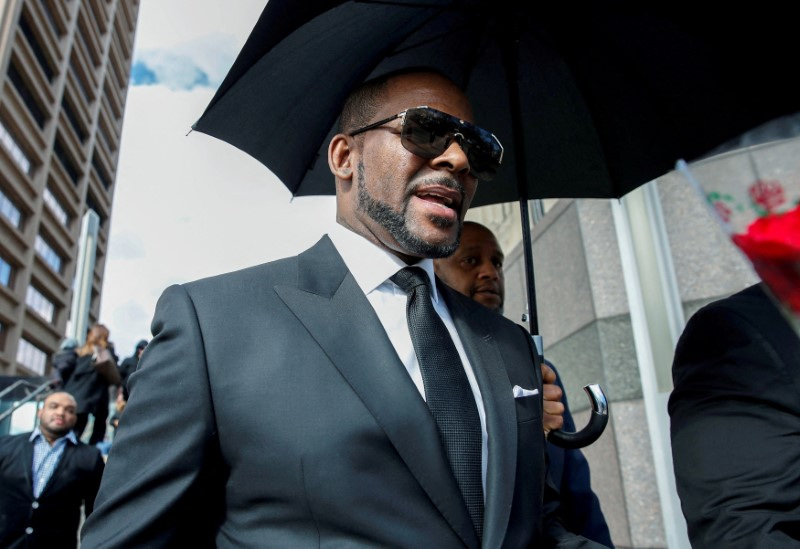 Foto de archivo del cantante R. Kelly abandonando una corte en Chicago tras una audiencia en un caso en su contra 
Mar 22, 2019. REUTERS/Kamil Krzaczynski