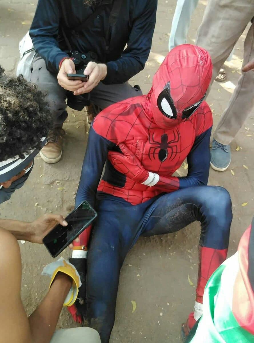 Spiderman herido durante una protesta.