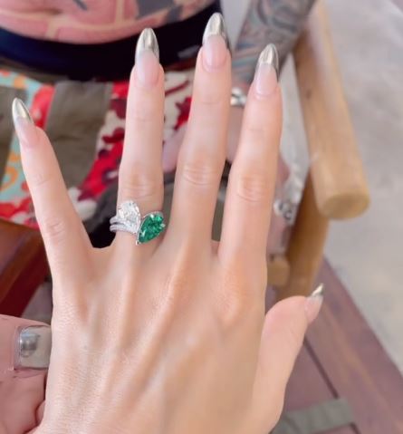 Así luce el anillo de compromiso que Machine Gun Kelly le entregó a Megan Fox (Foto: captura de pantalla/Instagram)