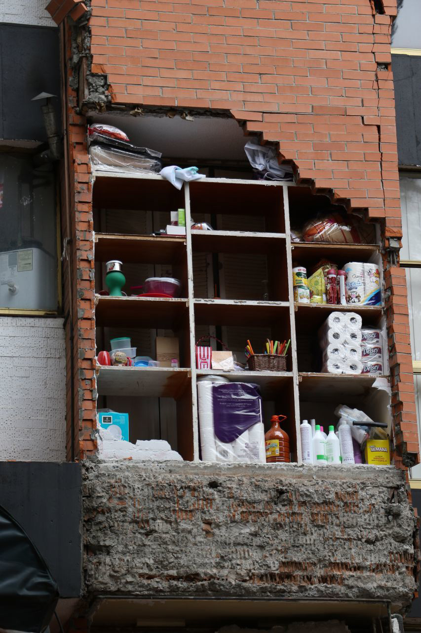 CIUDAD DE MÉXICO, 29SEPTIEMBRE2017.- Habitantes del edificio ubicado en la calle Rébsamen 18 en la colonia Narvarte comenzaron a sacar sus pertenencias depués que personal de protección civil evaluó el inmueble. FOTO: SAÚL LÓPEZ /CUARTOSCURO.COM