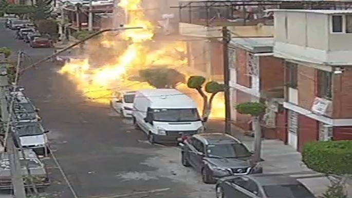 Una persona que caminaba por el lugar fue alcanzada por la llamarada (Captura de pantalla)