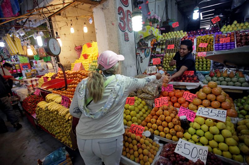 La ANPEC denunció aumentos de entre 9% y 56% en alimentos como naranja, papa, sopa de pasta, cebolla, limón, chocolate en polvo, arroz, frijol y lenteja (Foto: Reuters/Daniel Becerril)