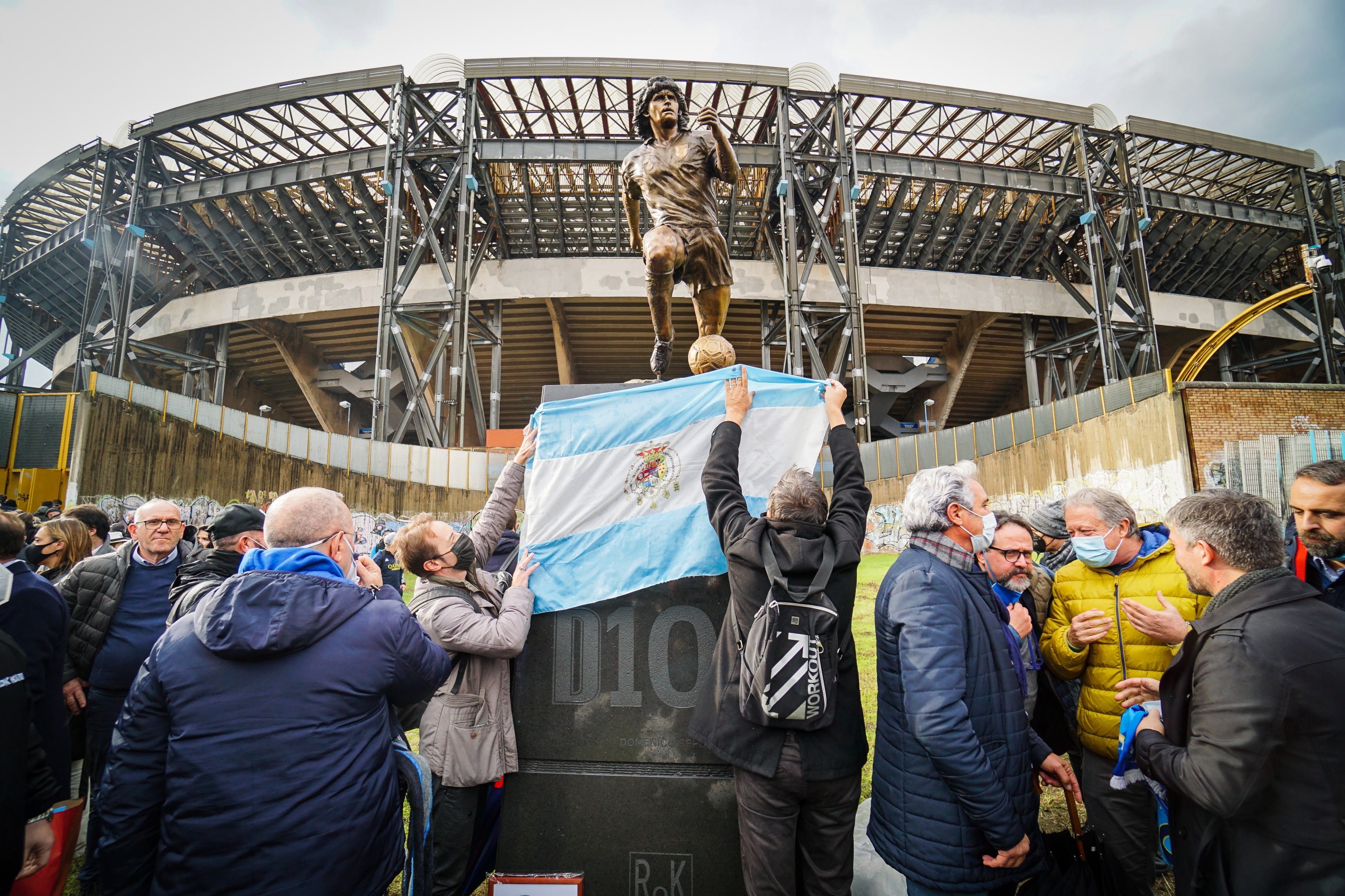 Homenaje a Maradona en Nápoles, lugar donde se lo sigue reverenciando como cuando jugaba allí