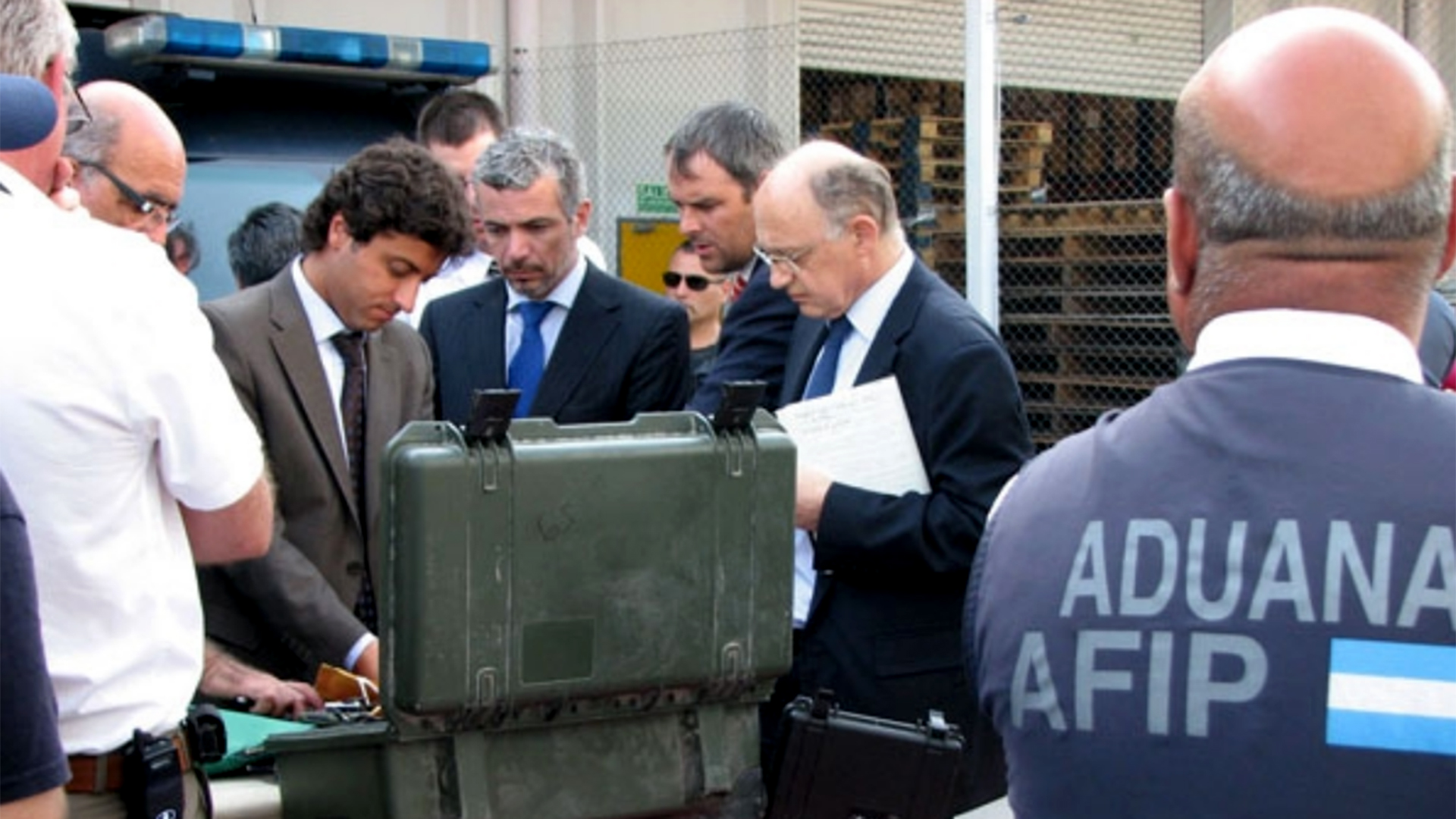 El canciller Héctor Timerman antes de abrir con un alicate la valija secreta del Pentágono