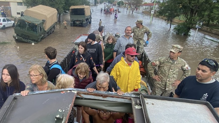 Cientos de militares, botes y bombas de desagüe: cómo es el trabajo de las Fuerzas Armadas en Bahía Blanca