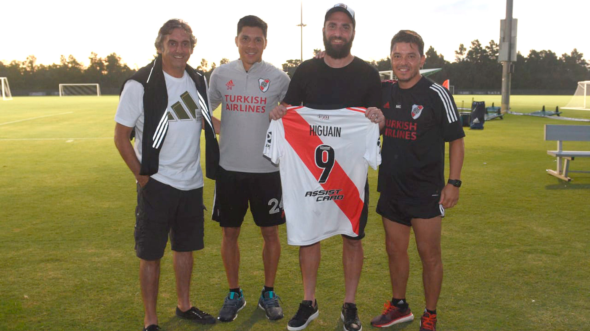 Gonzalo Higuaín recibió al plantel de River en Estados Unidos (@RiverPlate)
