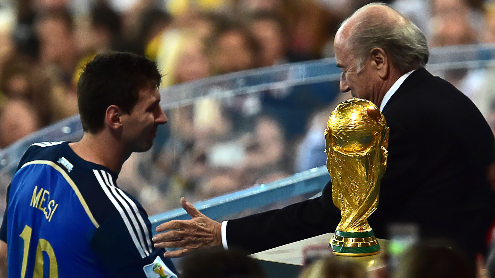 En 2014 Messi pasó junto al trofeo para recibir el Balón de Oro y saludar a Joseph Blatter, presidente de la FIFA en ese entonces (Foto: AFP)