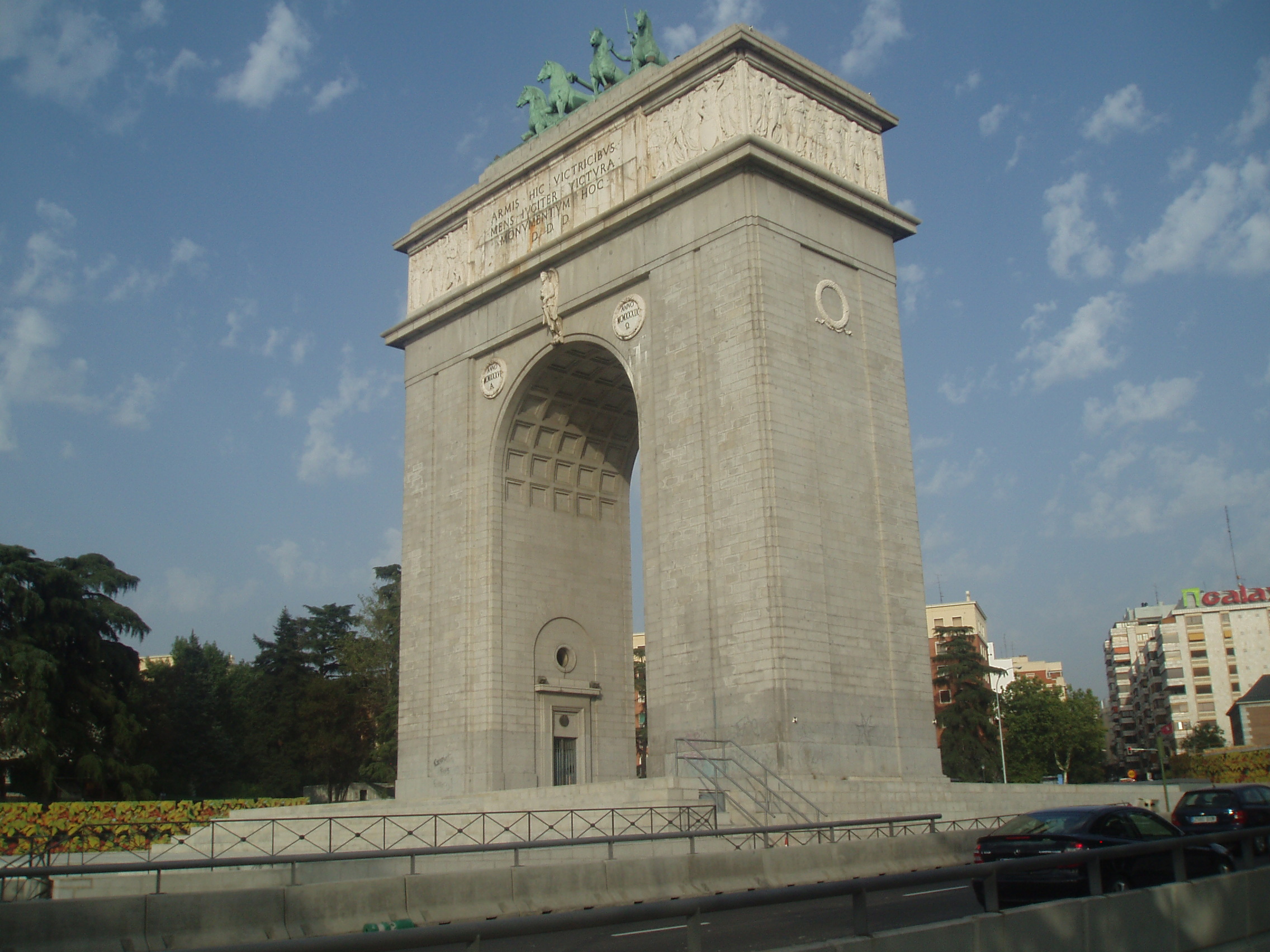 El polémico Arco de la Victoria de Madrid: piden quitarlo por ser un“monumento al fascismo”