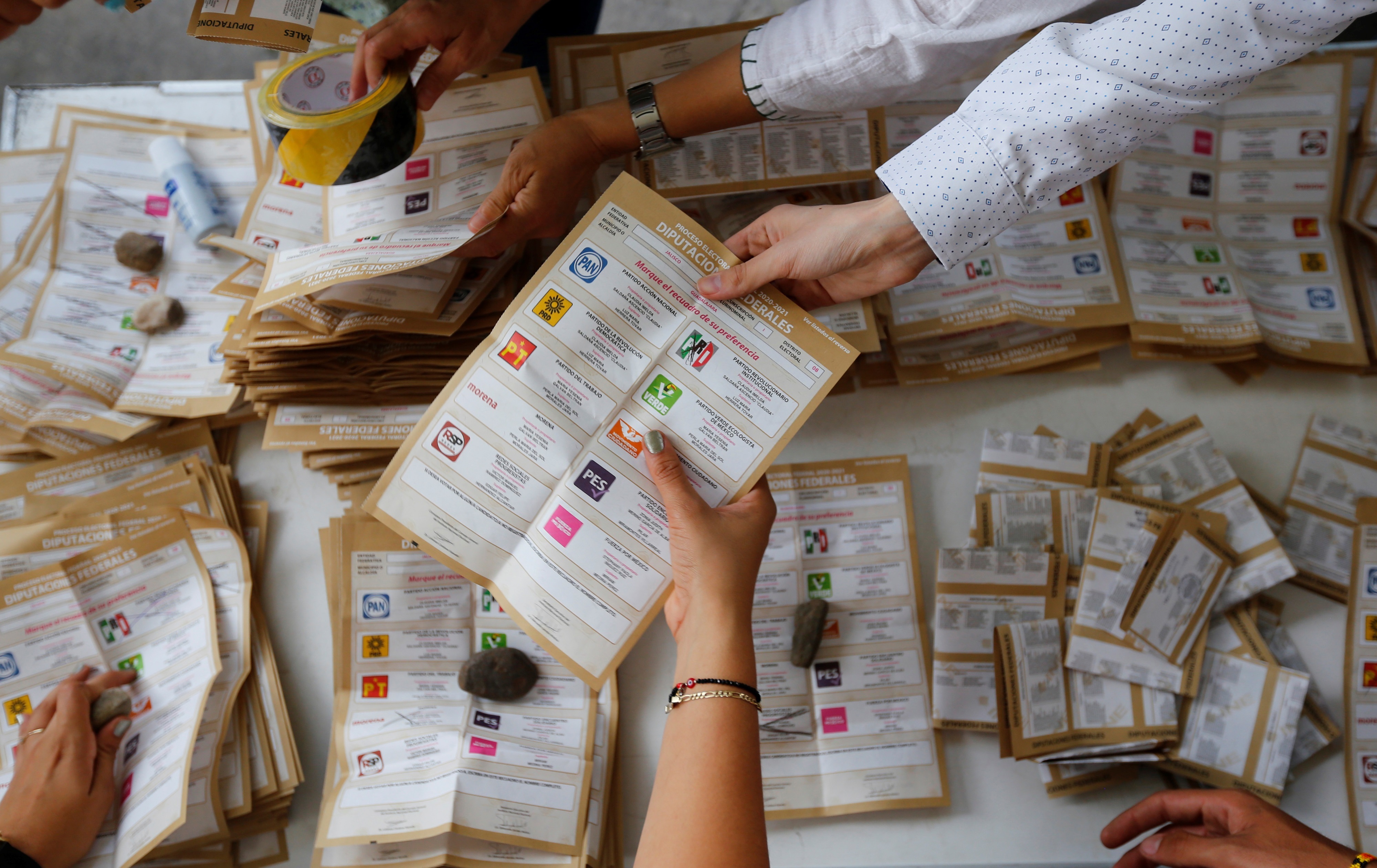 Fotografía de archivo fechada el 6 de junio de 2021, donde se observa el conteo de votos en una casilla electoral en la ciudad de Guadalajara, estado de Jalisco (México). EFE/ Francisco Guasco
