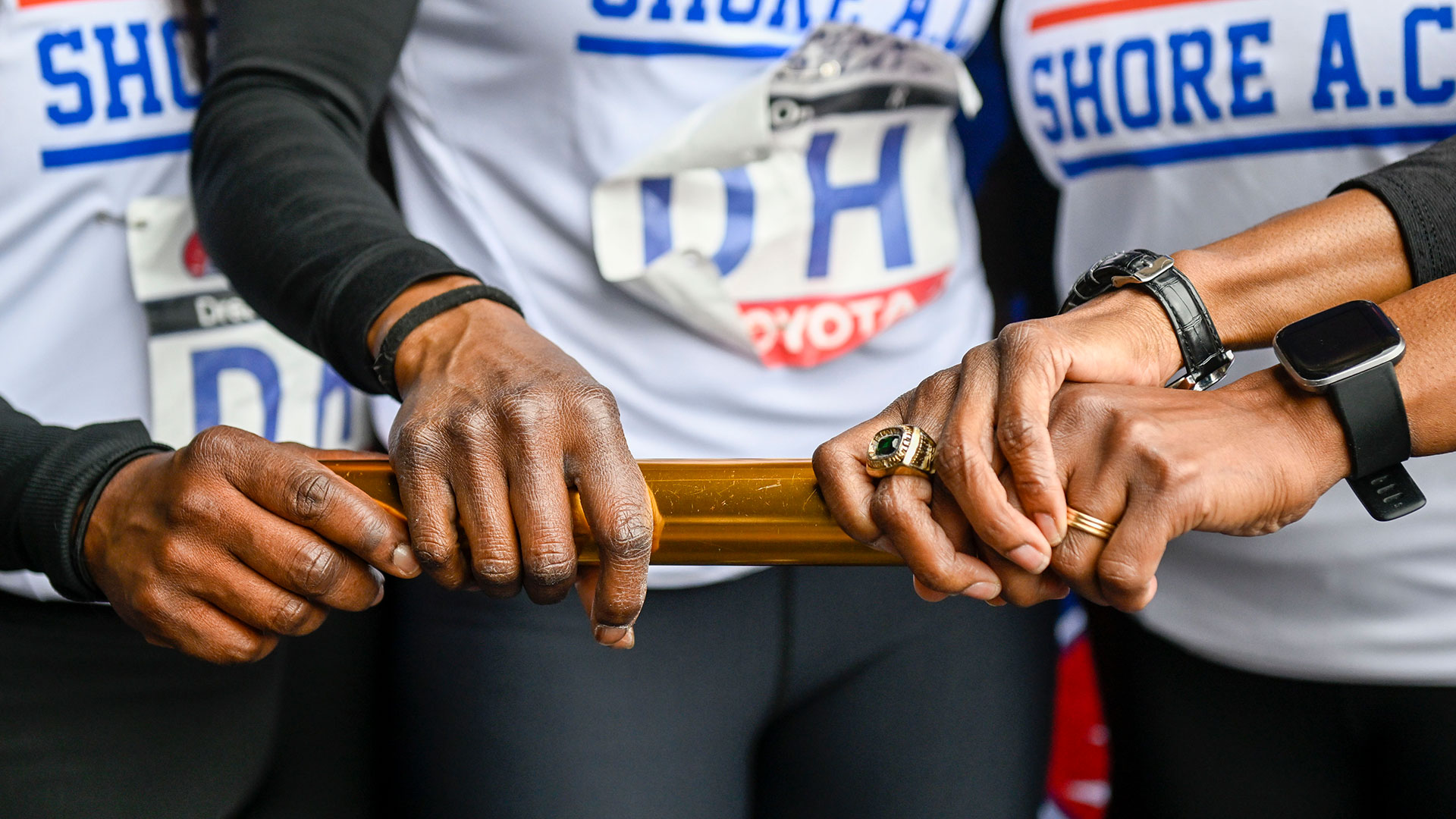 Los miembros del equipo Shore AC sostienen el bastón ganador después de su victoria en la carrera de relevos de 4x100 metros para mujeres mayores de 40 años (Jonathan Newton/Washington Post)