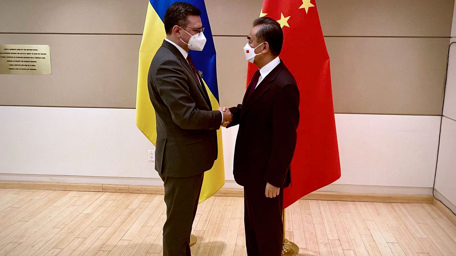 El Ministro de Asuntos Exteriores de Ucrania, Dmytro Kuleba, con el Consejero de Estado y Ministro de Asuntos Exteriores de China, Wang Yi, en un encuentro en Nueva York al margen de la 77ª sesión de la Asamblea General de la ONU (Twitter @DmytroKuleba)