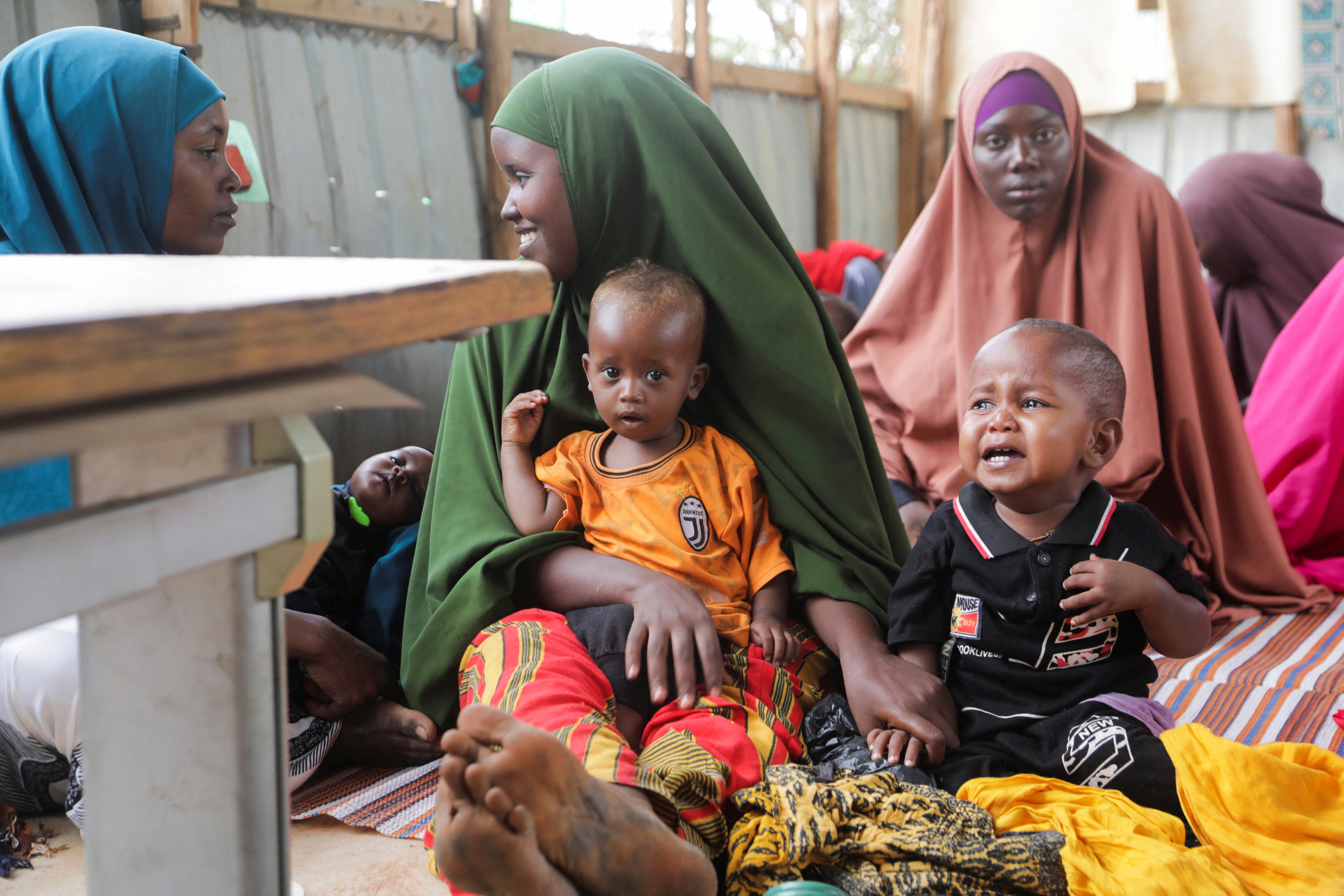 Mujeres somalíes desplazadas internamente se sientan con sus hijos mientras esperan para un examen de malnutrición en el hospital de Dollow, en la región de Gedo, Somalia, el 24 de mayo de 2022. Foto tomada el 24 de mayo de 2022. REUTERS/Feisal Omar