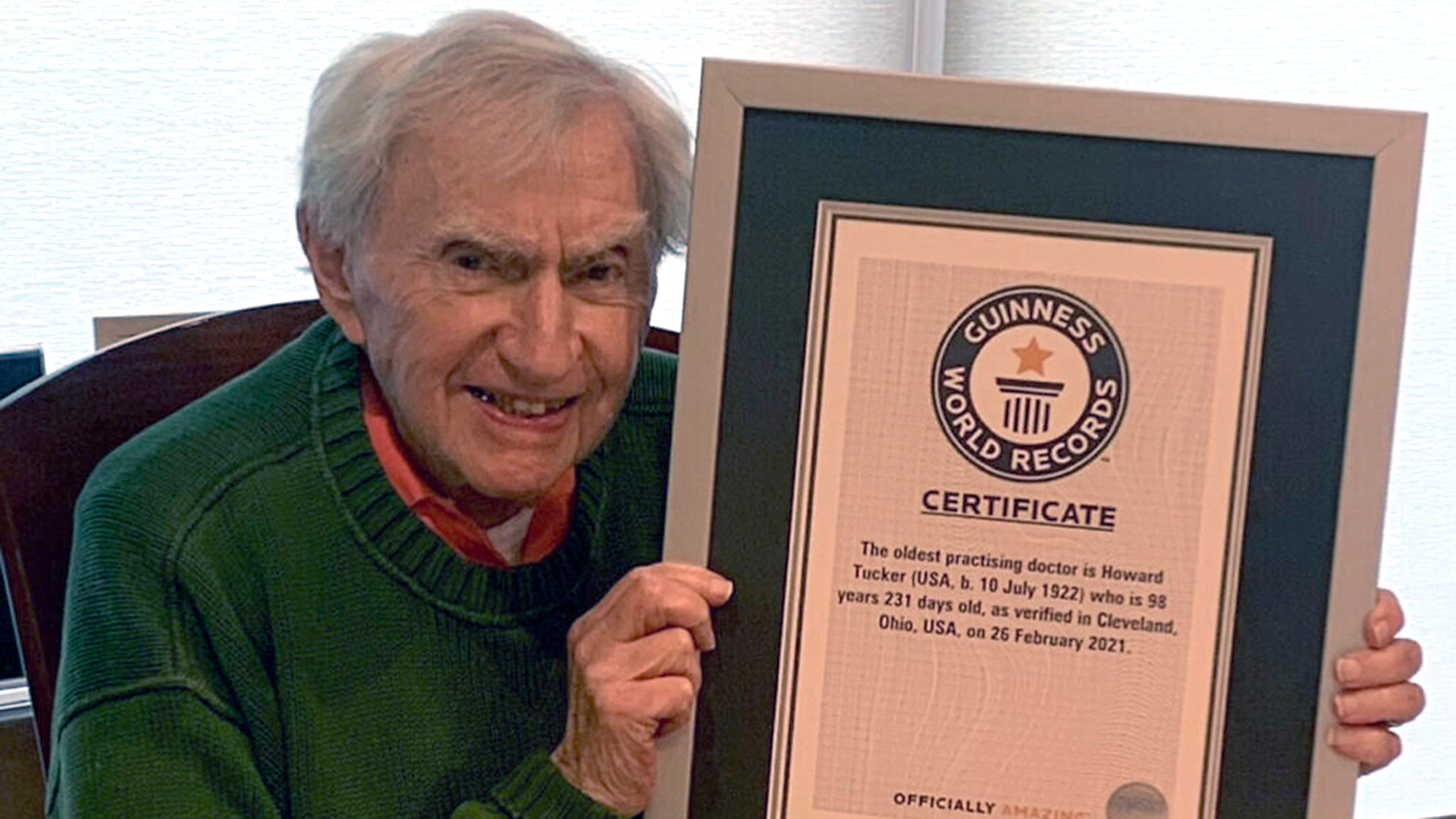 Tucker recibió un Récord Guinness por ser el médico más longevo del mundo