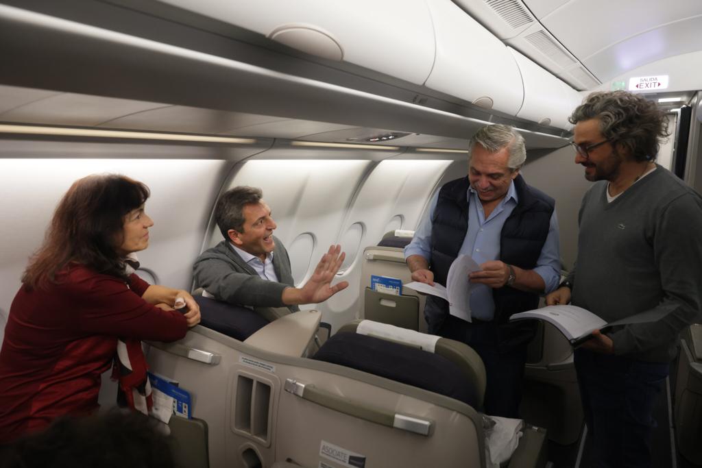 Alberto Fernández en el vuelo rumbo a EEUU junto Sergio Massa, Vilma Ibarra y Santiago Cafiero 