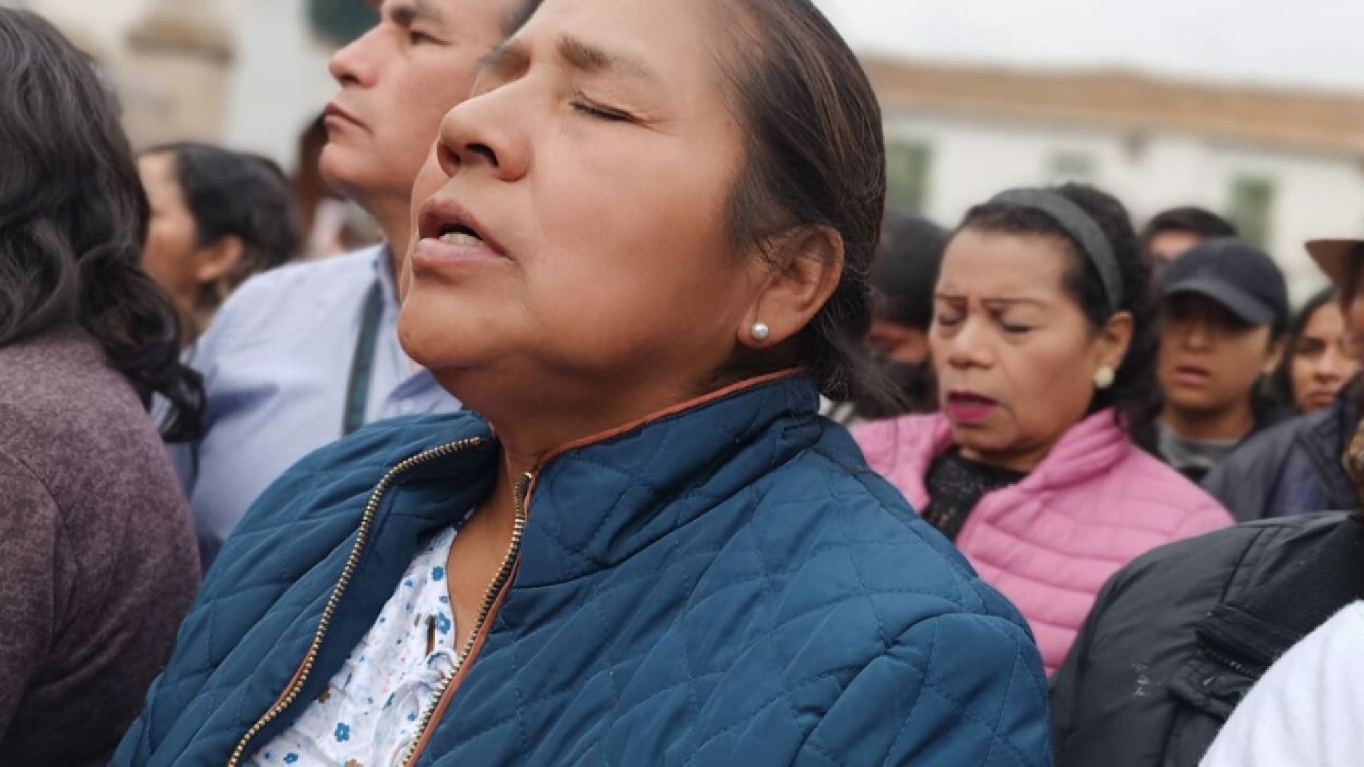 Thousands of faithful take to the streets of Ayacucho to see the passage of the Lord of Easter and to pray with devotion.  (PRP)