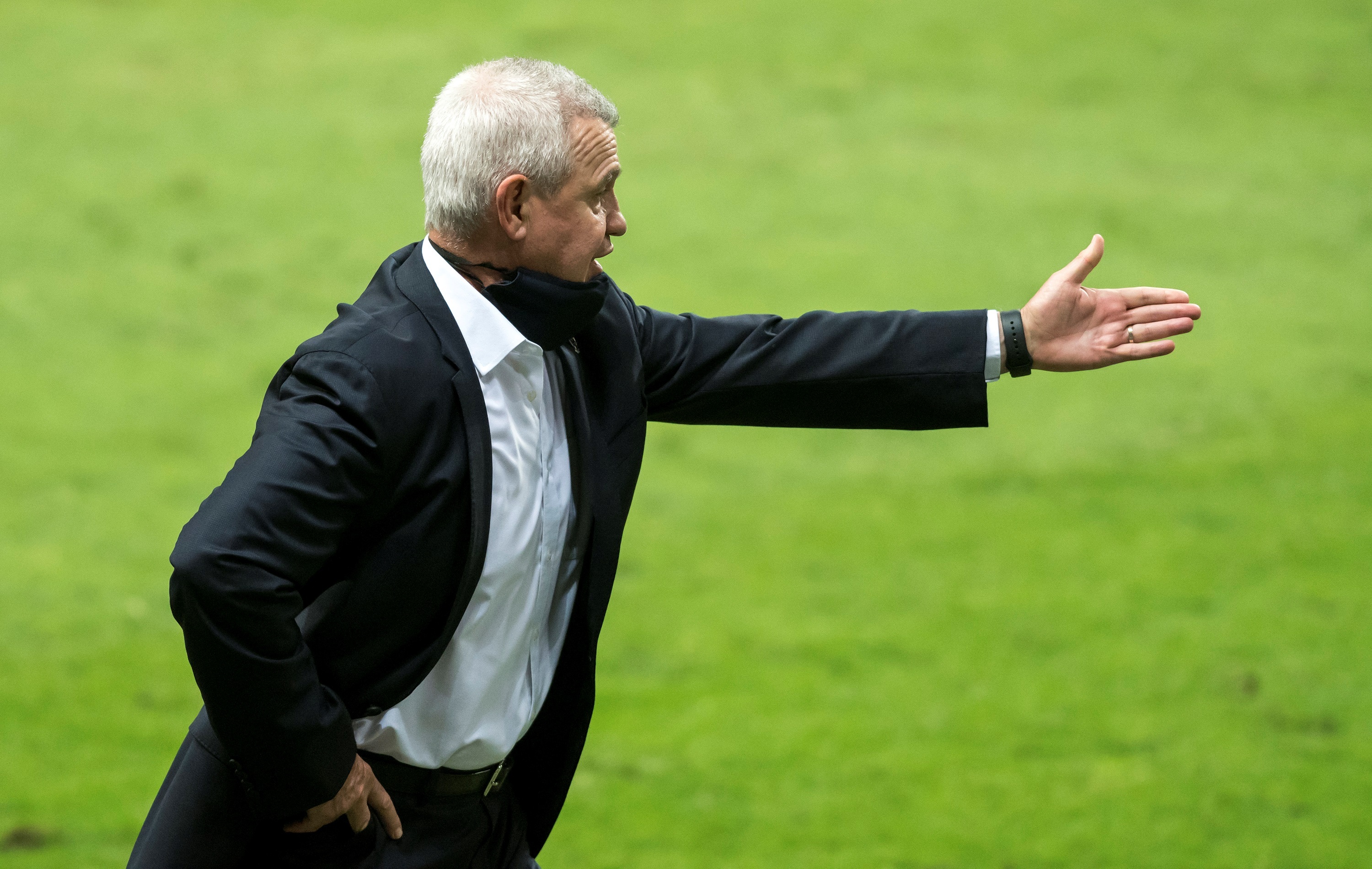Fotografía de archivo en la que aparece Javier Aguirre, entrenador de Rayados de Monterrey, dando indicaciones a sus jugadores contra Mazatlán FC. EFE/Miguel Sierra