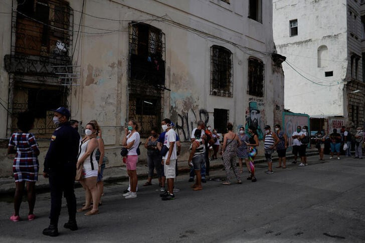 El régimen cubano mantiene vigentes dos tasas de cambio, con lo que la paridad oficial de 24 pesos seguirá estando vigente para transacciones de empresas estatales y otras actividades de la economía de la isla