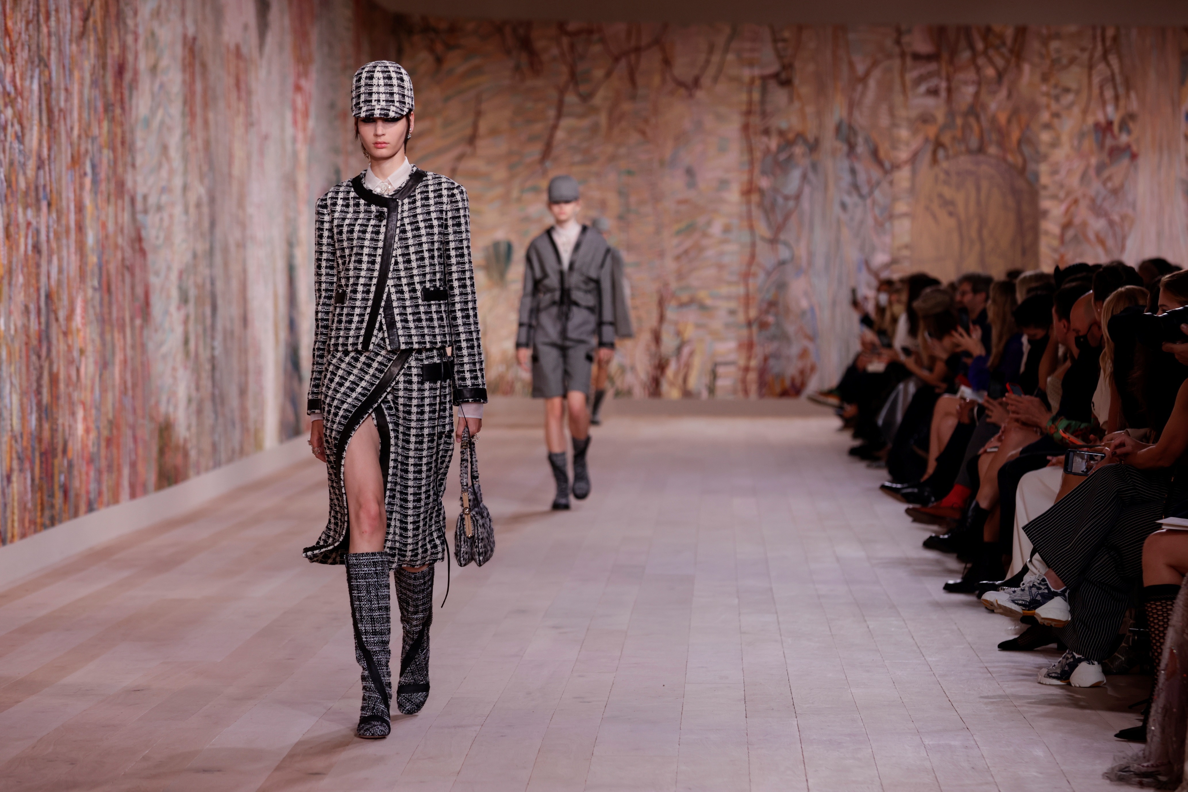 Dior recreó las faldas de vuelo plisadas en lana de “tweed” gris, combinada con camisetas de rejilla y top negro (EFE)