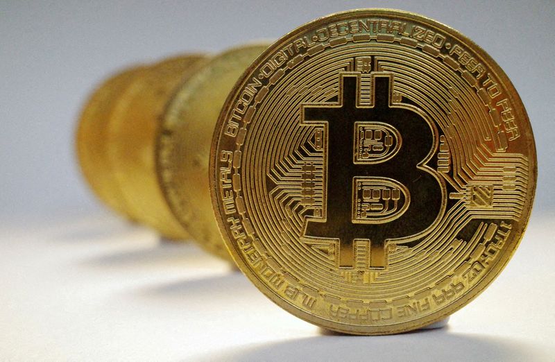 IMAGE DE FICHIER.  Une représentation de la crypto-monnaie bitcoin, dans cette illustration du 19 octobre 2021. REUTERS/Edgar Su