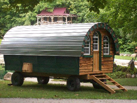Con troncos y ruedas para ser fácil de trasladar. Era un vagón de tren y ahora es una Tiny House de madera