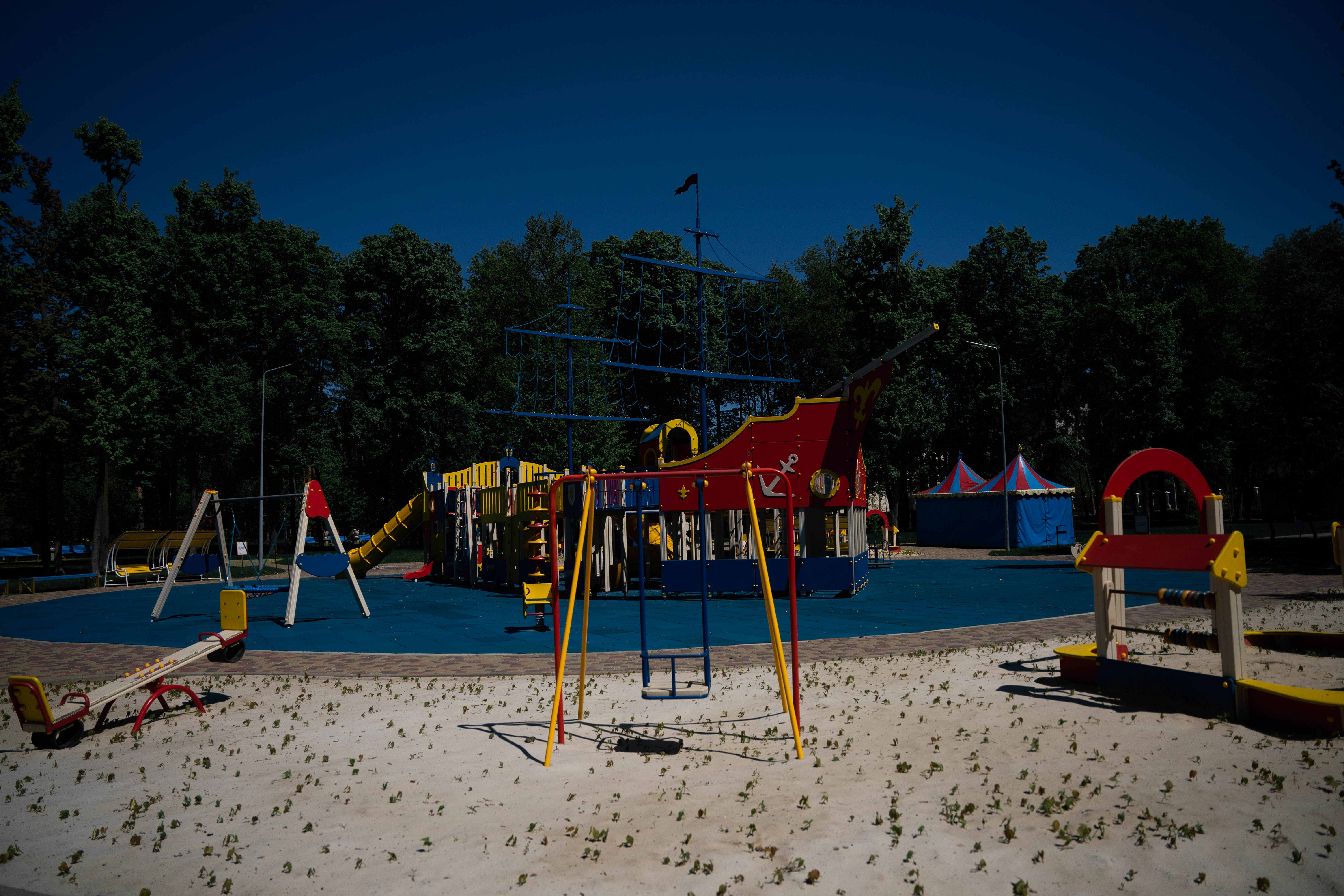 El parque de juegos de los chicos bajo tratamiento en el hospital infantil de Kharkiv. Está vacío: los chicos tienen miedo ir por las bombas que lanzan las tropas rusas. (Foto: Franco Fafasuli)