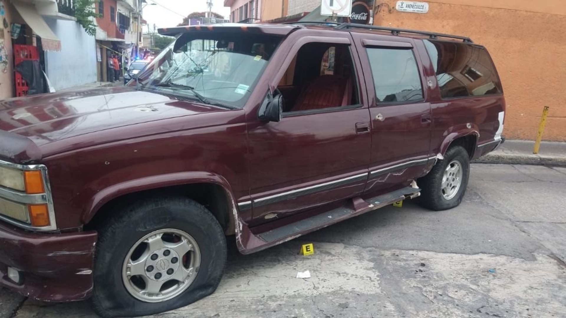 El vehículo del sujeto perseguido por supuestos agentes recibió diversos impactos de bala. (Foto: Twitter/@CorresponsalsMX)