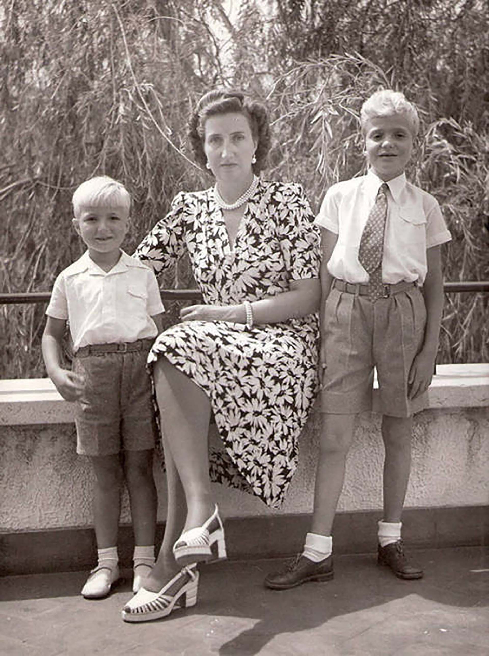 Juan Carlos junto a su madre, María de las Mercedes de Borbón-Dos Sicilias y su hermano, Alfonso de Borbón, muerto en un accidente en 1956 (Casa Real)