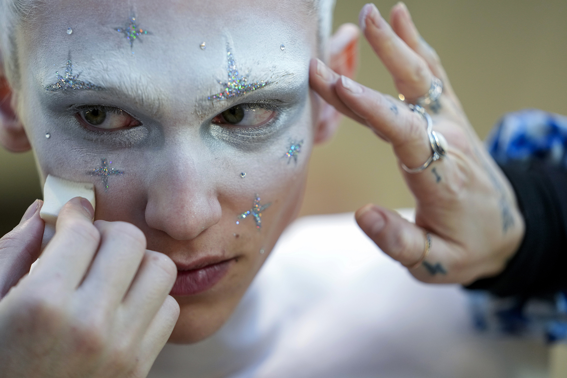 Una modelo se maquilla en el backstage antes de la presentación de la colección de Thom Browne. 