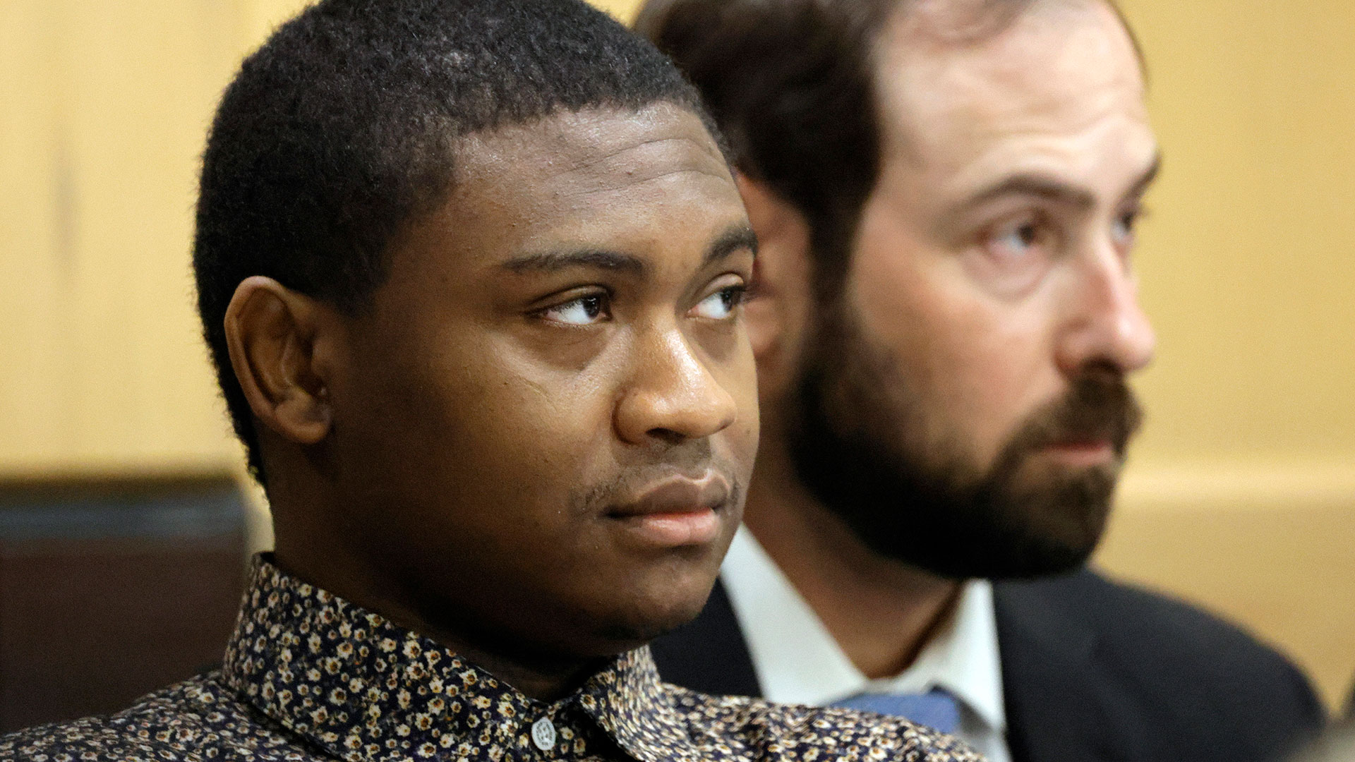 El presunto cómplice del tiroteo, Trayvon Newsome, se muestra sentado en la mesa de la defensa antes del comienzo del segundo día de los argumentos finales en el juicio por asesinato de XXXTentacion. (Amy Beth Bennett/South Florida Sun-Sentinel vía AP, Pool)

