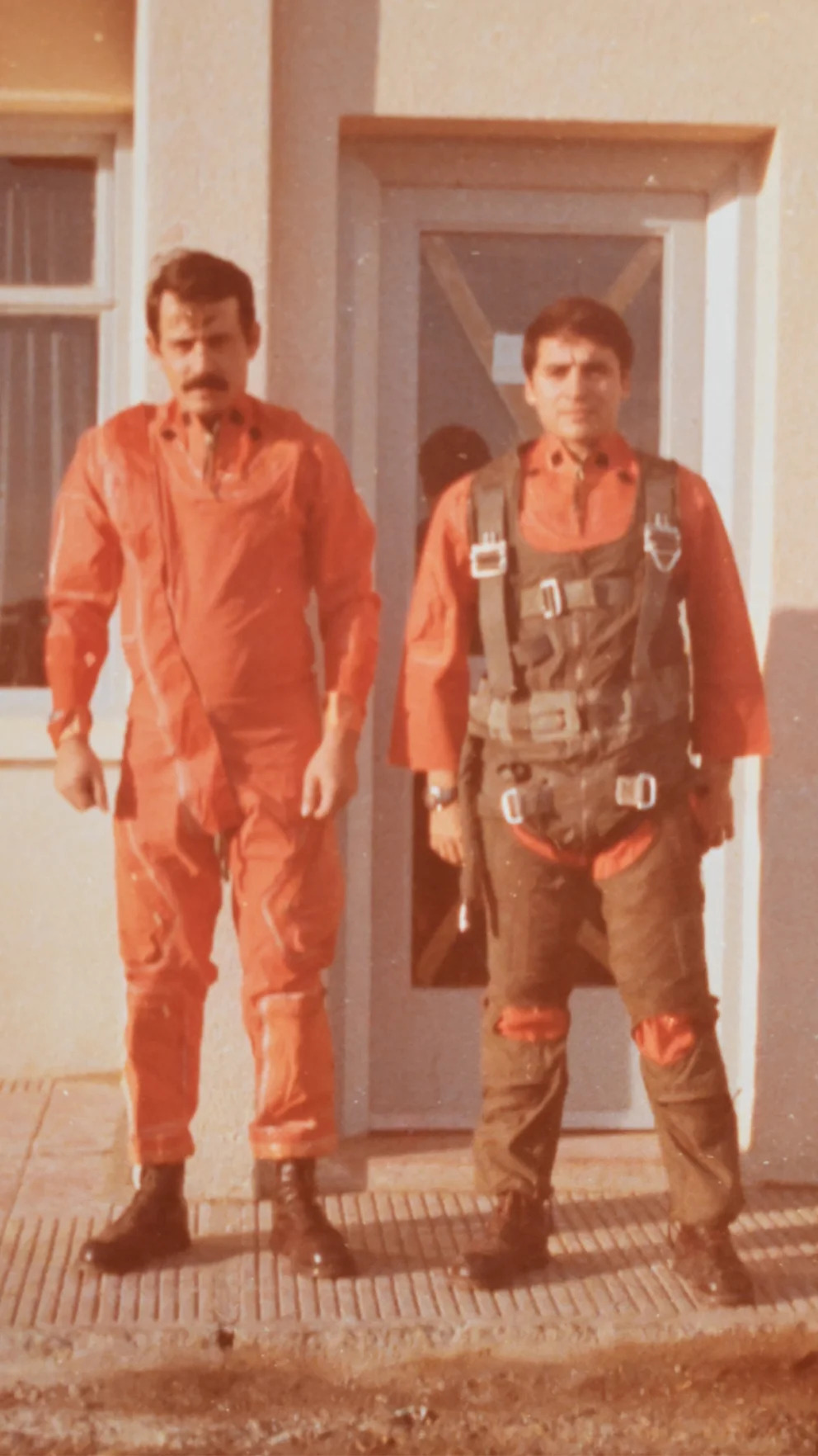 Rubén Ureta y Gerardo Isaac fueron dos de los pilotos de la Fuerza Aérea que participaron de la misión y que pudieron salir con vida, luego del ataque al portaaviones (Gentileza R.U.)