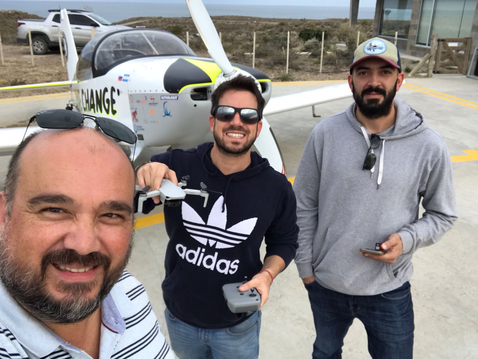 Sebastián Jelusic, Juan Martín “Tinti” Escobar y Guillermo Casamayú felices frente al avión que armaron juntos y que volarán con destimó a Alaska (@patagoniaalaska)