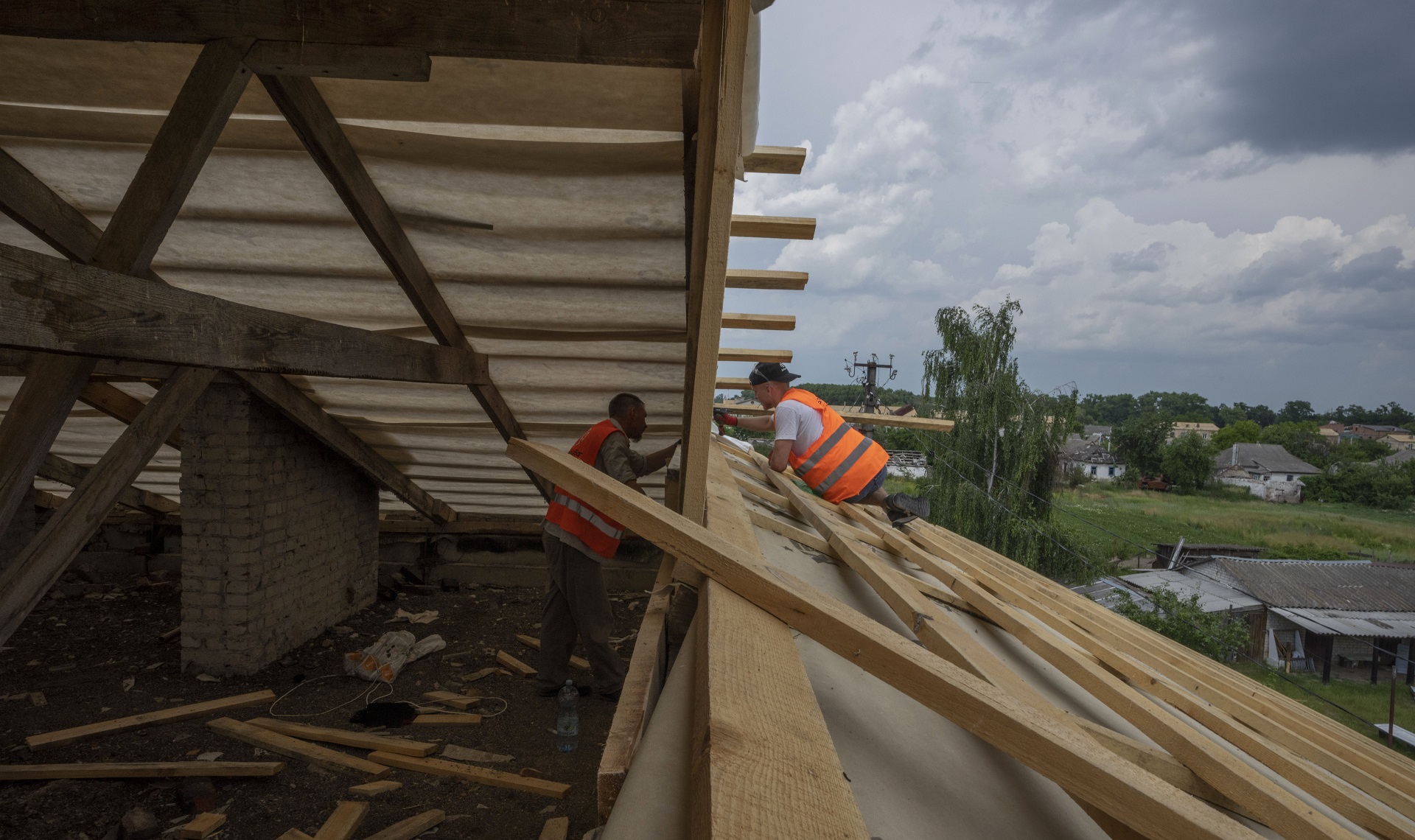 Civiles reconstruyen sus hogares (AP)