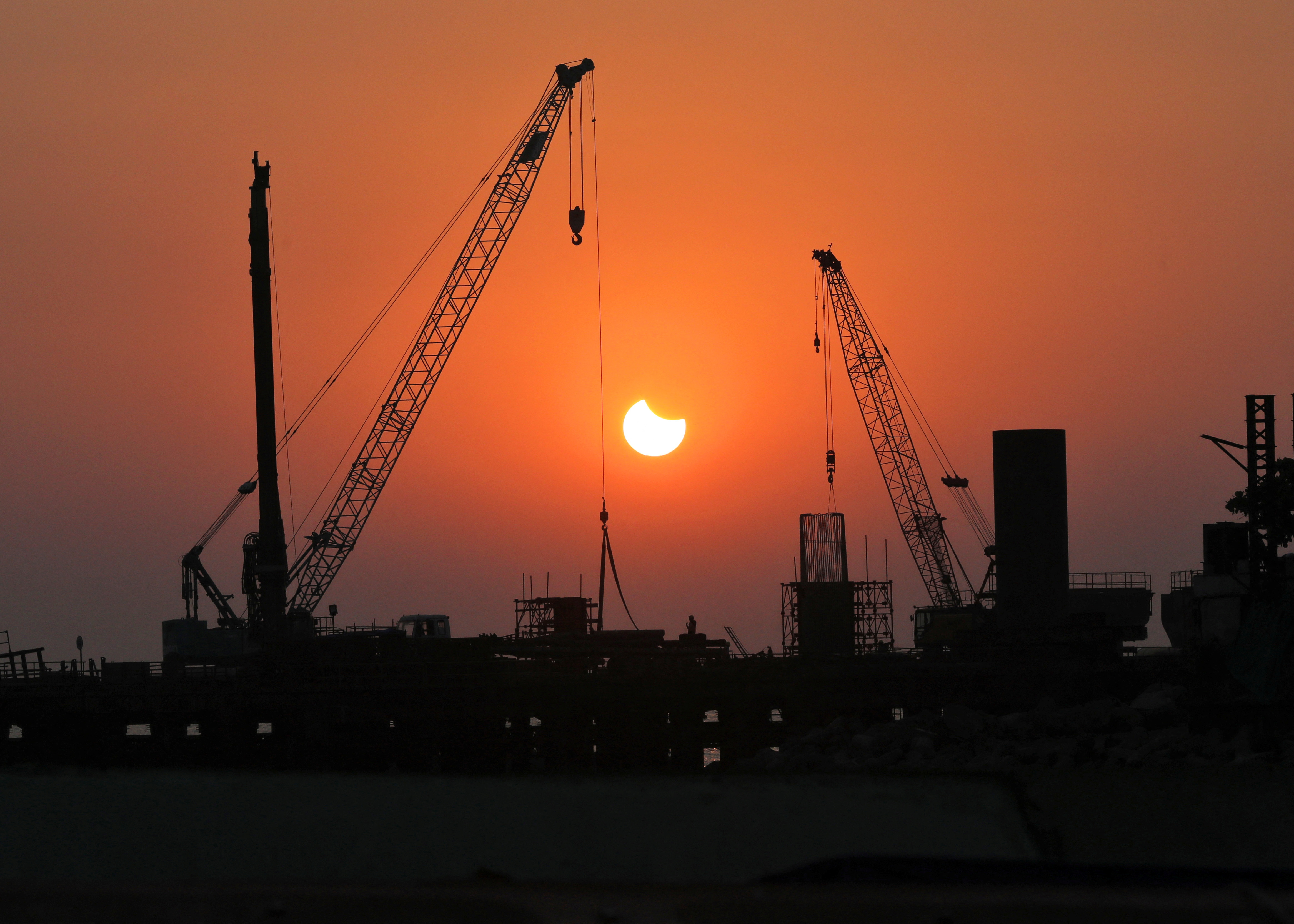 Un eclipse solar parcial se ve en una obra de construcción en Mumbai, India (REUTERS/Niharika Kulkarni)
