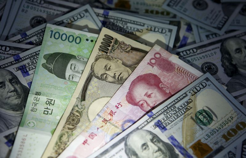 FOTO DE ARCHIVO. Imagen de ilustración de billetes de won surcoreano, yuan chino y yen japonés sobre billetes de 100 dólares estadounidenses, en Seúl, Corea del Sur. 15 de diciembre de 2015. REUTERS/Kim Hong-ji