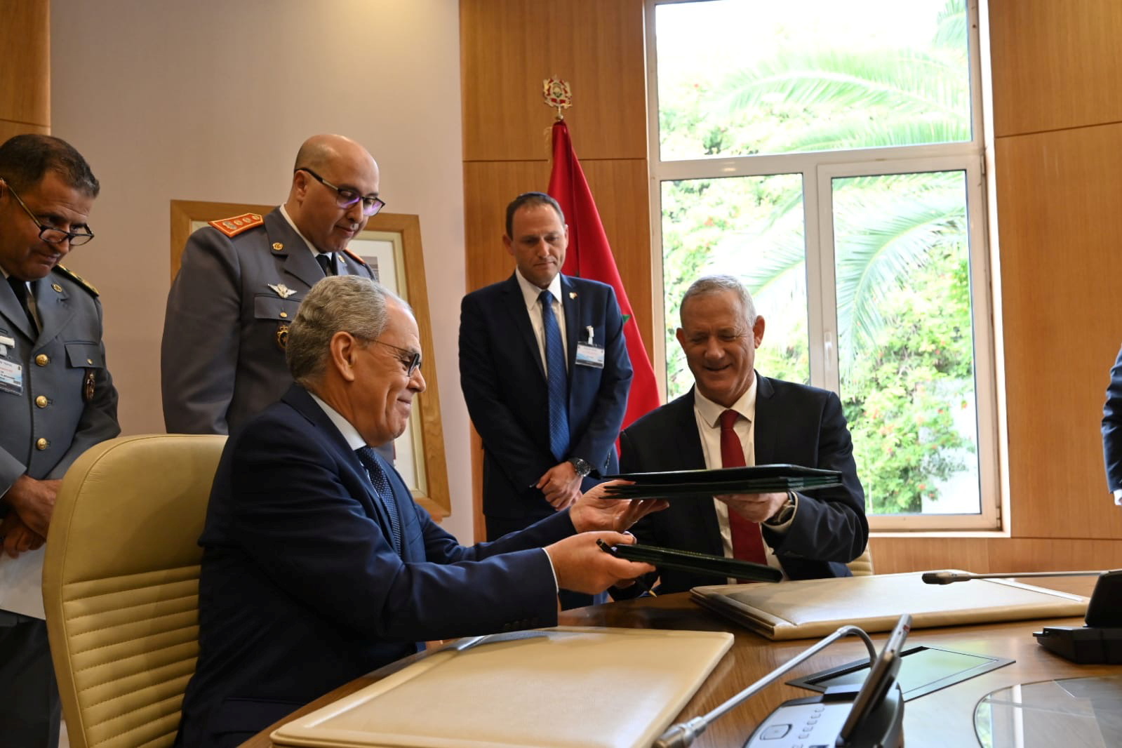 El ministro de Defensa israelí, Benny Gantz, y el ministro de Administración de Defensa de Marruecos, Abdellatif Loudiyi, firman un memorando de defensa en Rabat, Marruecos, el 24 de noviembre de 2021. Ministerio de Defensa de Israel/Handout vía REUTERS