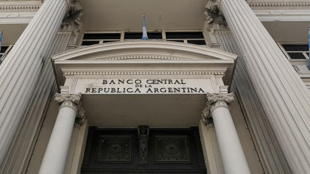 Para frenar la presión sobre el dólar, el BCRA subió los encajes bancarios por segunda vez en el mes