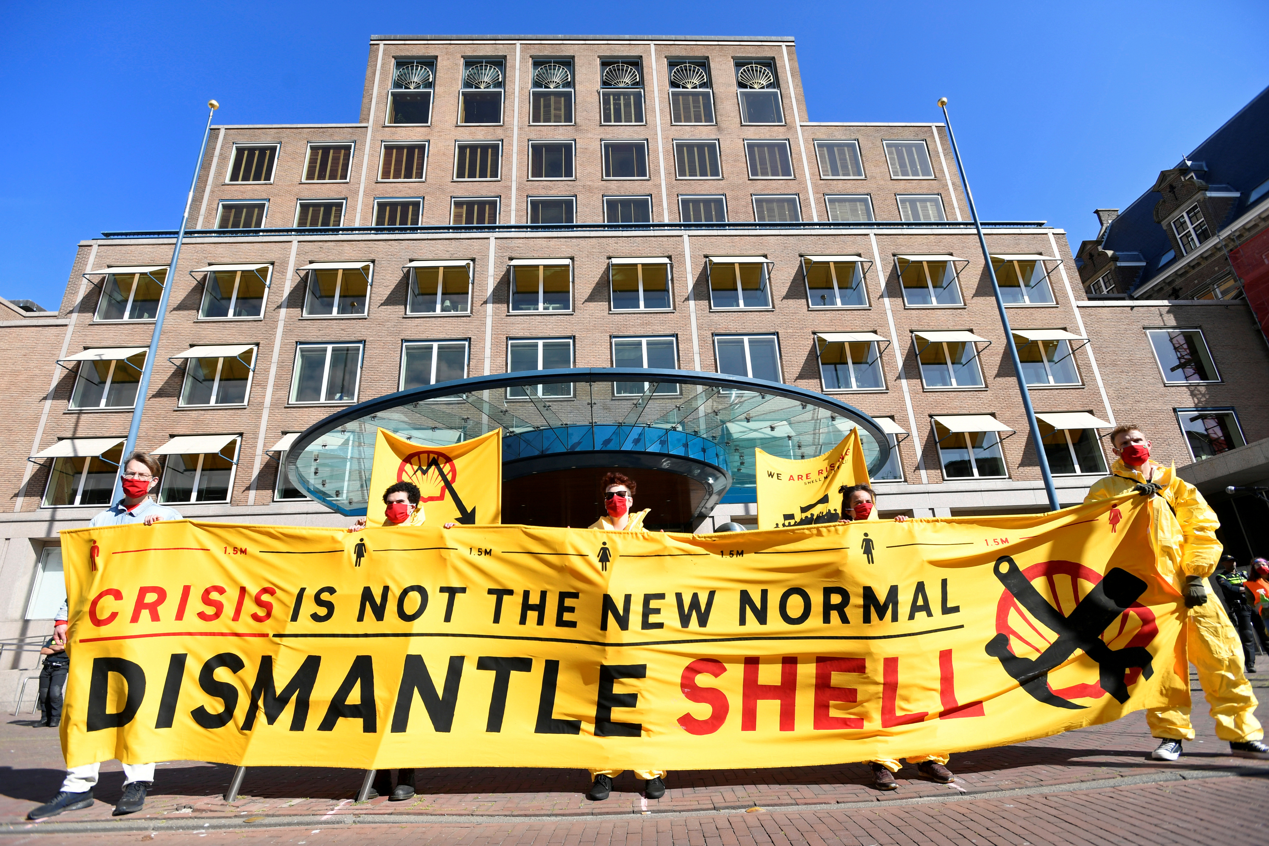 Una manifestación frente a la sede de Shell en La Haya, el 19 de mayo de 2020 (REUTERS/Piroschka van de Wouw/File Photo)