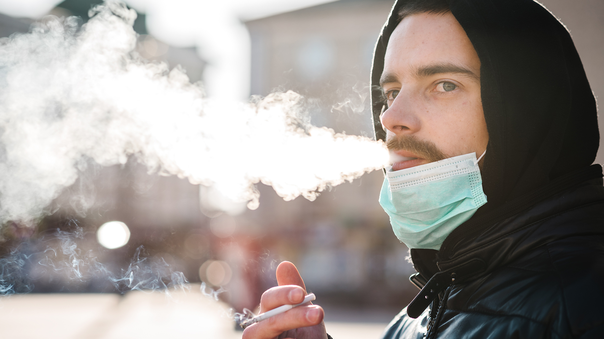 Los datos de investigación disponibles hasta la fecha parecen indicar que los fumadores tienen un mayor riesgo de desarrollar síntomas graves y de fallecer a causa de la COVID-19 (Shutterstock.com)