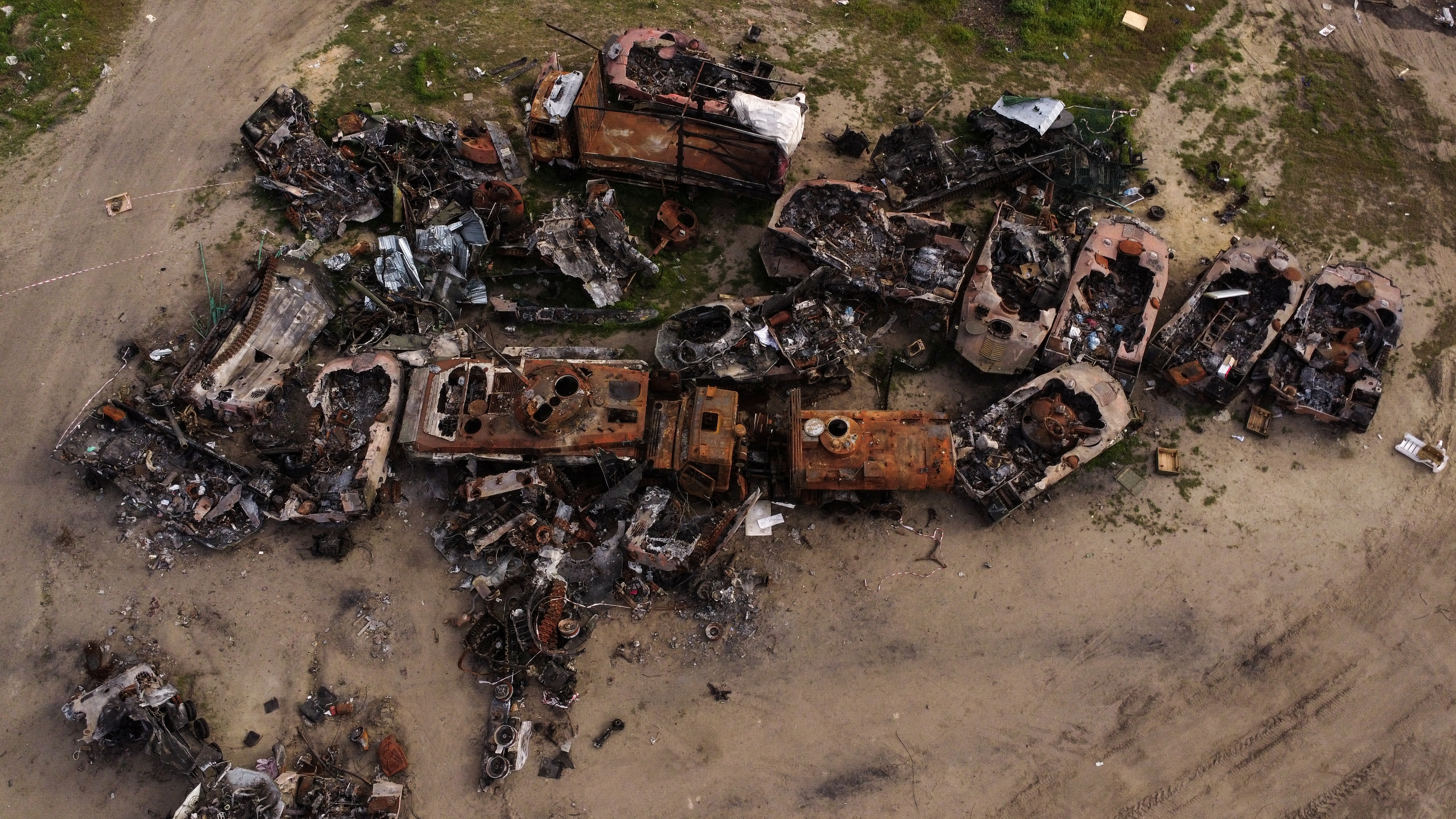Tanques y vehículos militares rusos destruidos en Bucha, Ucrania. Imagen tomada con un drone el 16 de mayo de 2022 (REUTERS/Jorge Silva)