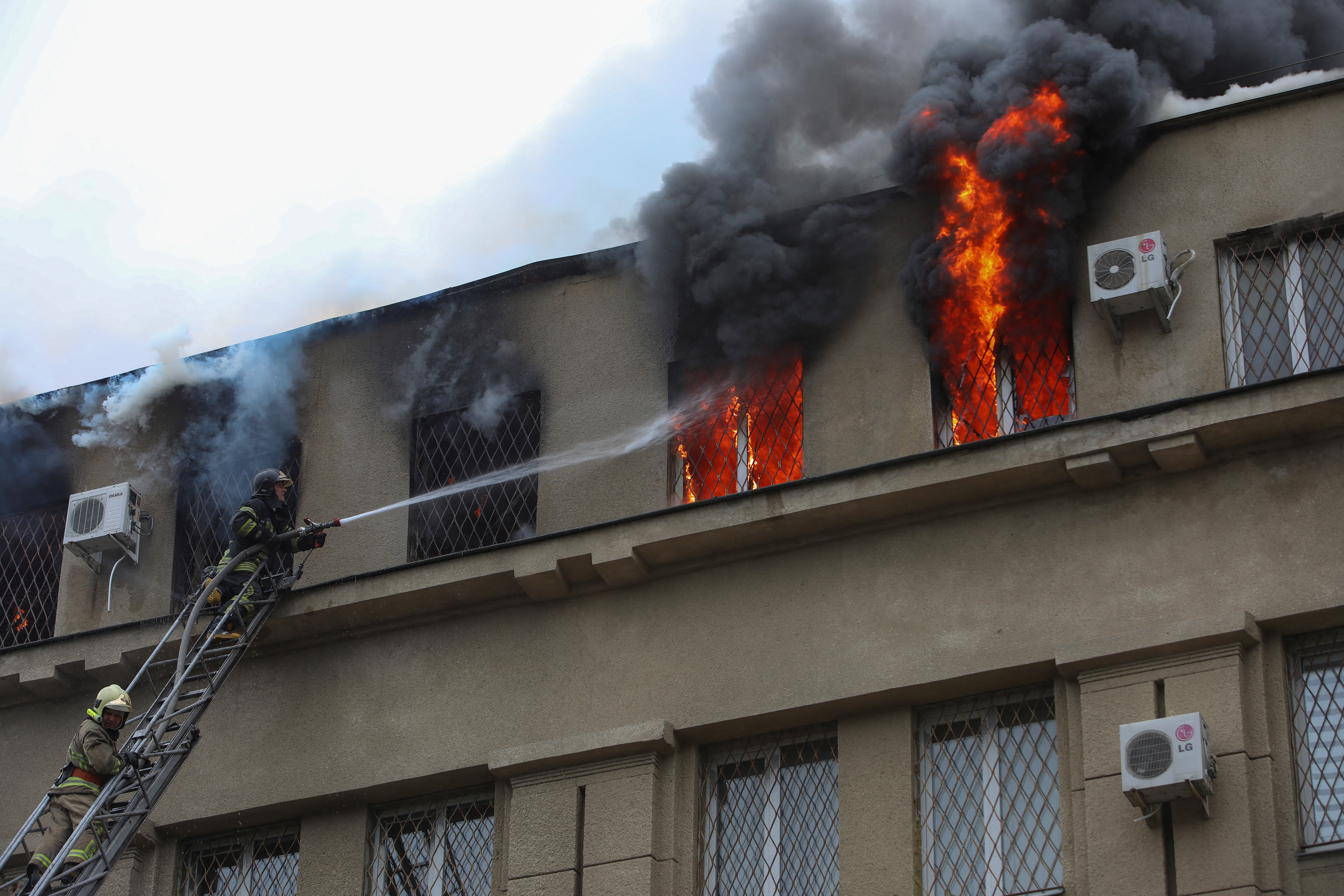 Los bomberos trabajan en el sitio de un edificio dañado por un ataque militar ruso (REUTERS/Vyacheslav Madiyevskyy)