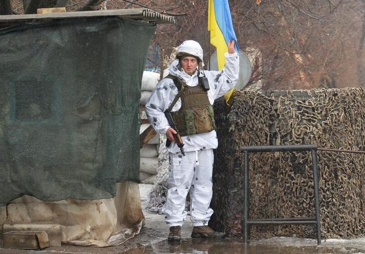 Un oficial de las fuerzas armadas de Ucrania en Horlivka, en la región de Donetsk. Feb 3, 2022 (REUTERS/Oleksandr Klymenko)