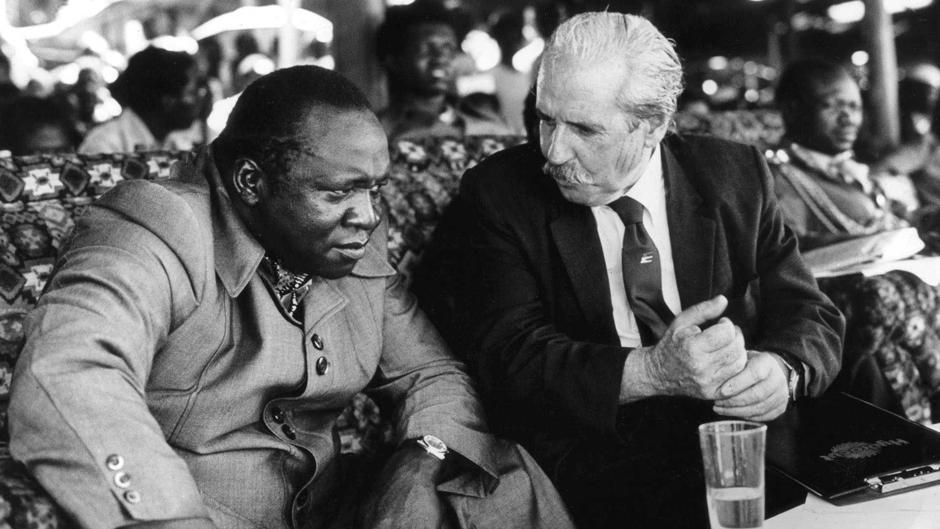 Idi Amin y el mayor Bob Astle, una de las pocas personas de las que aceptaba recibir consejos, en 1978  CAMERA PRESS/ PH/NEWS 