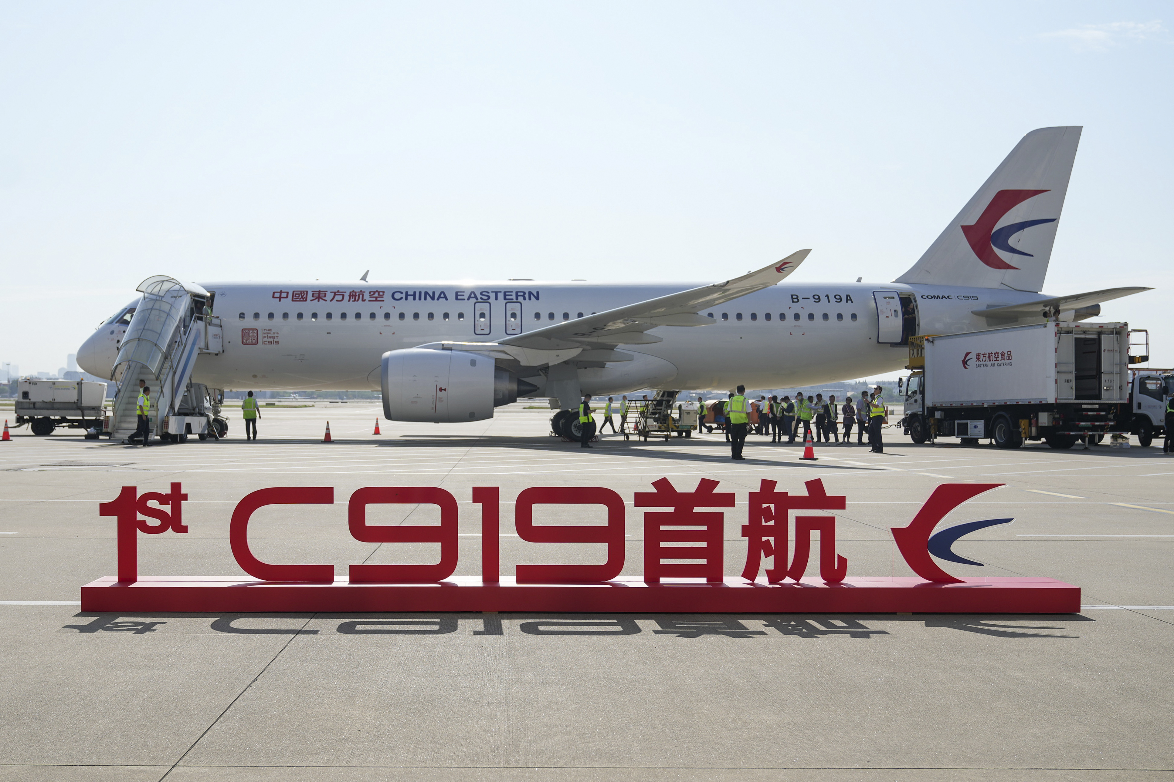 El primer avión de pasajeros de fabricación china completa su vuelo inaugural