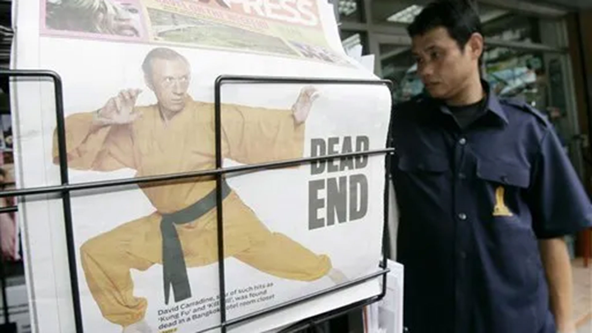 Una copia del periódico Daily XPRESS de Tailandia informaba sobre la muerte del actor David Carradine, en un puesto de periódicos en Bangkok, el viernes 5 de junio de 2009. (AP Photo/Sakchai Lalit)